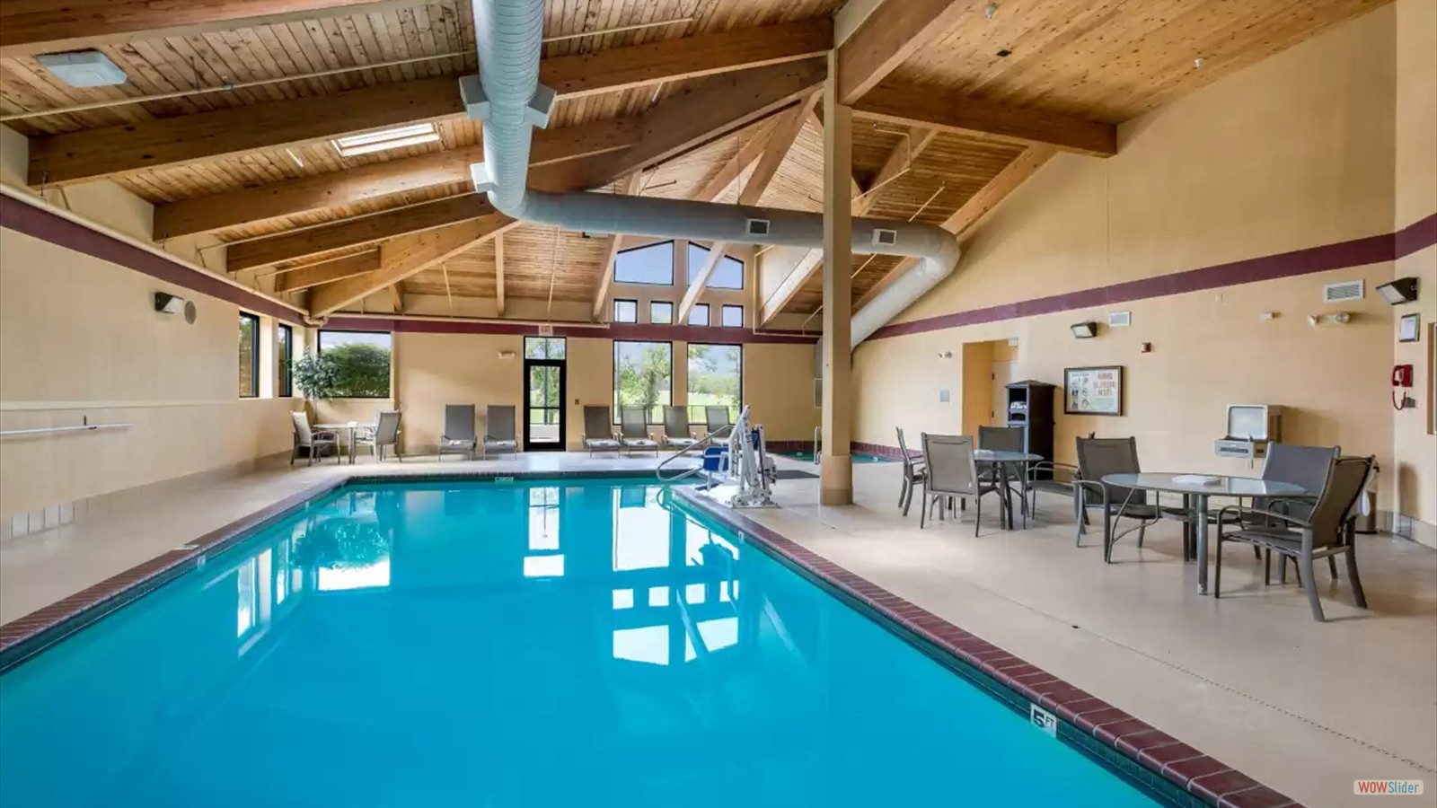Refreshing Indoor-pool